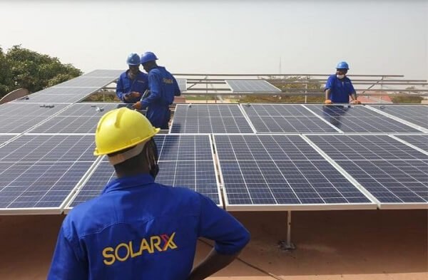 Afrique de L’Ouest : Energy Access Ventures (EAV) finance SolarX pour fournir le solaire aux entreprises